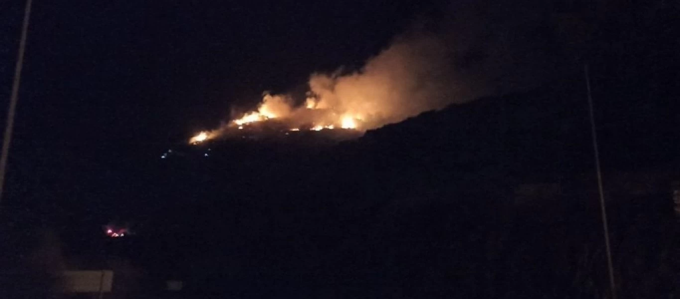 Καίνε ξανά το ΚΥΤ της Σάμου! - Νέα φωτιά εντός του περιφραγμένου χώρου (βίντεο)